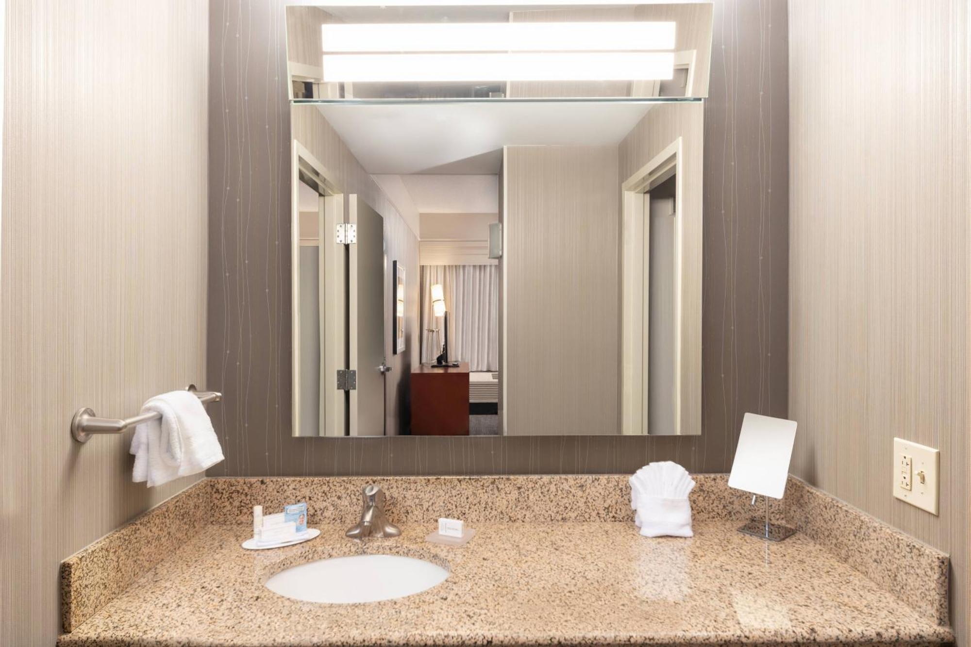 Courtyard By Marriott Greenville Downtown Ngoại thất bức ảnh